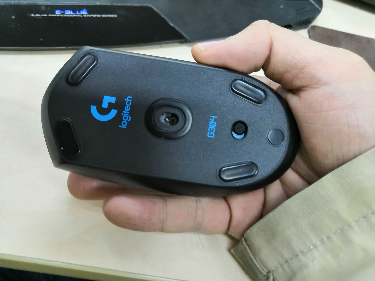 logitech g304 wireless gaming mouse bottom